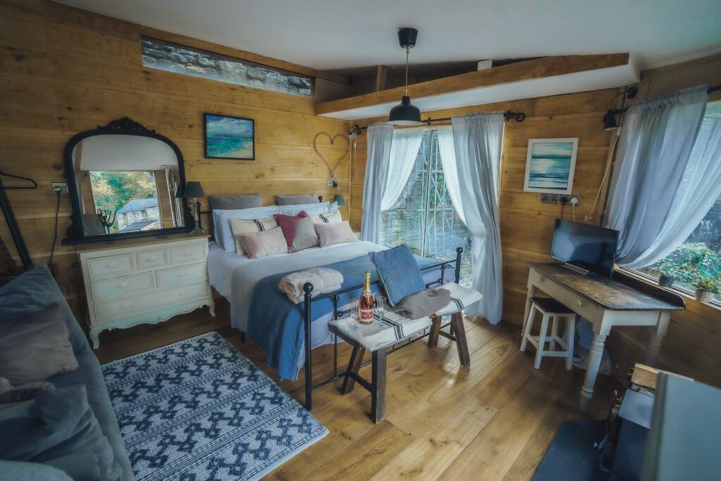 King-size bed with cotton linens